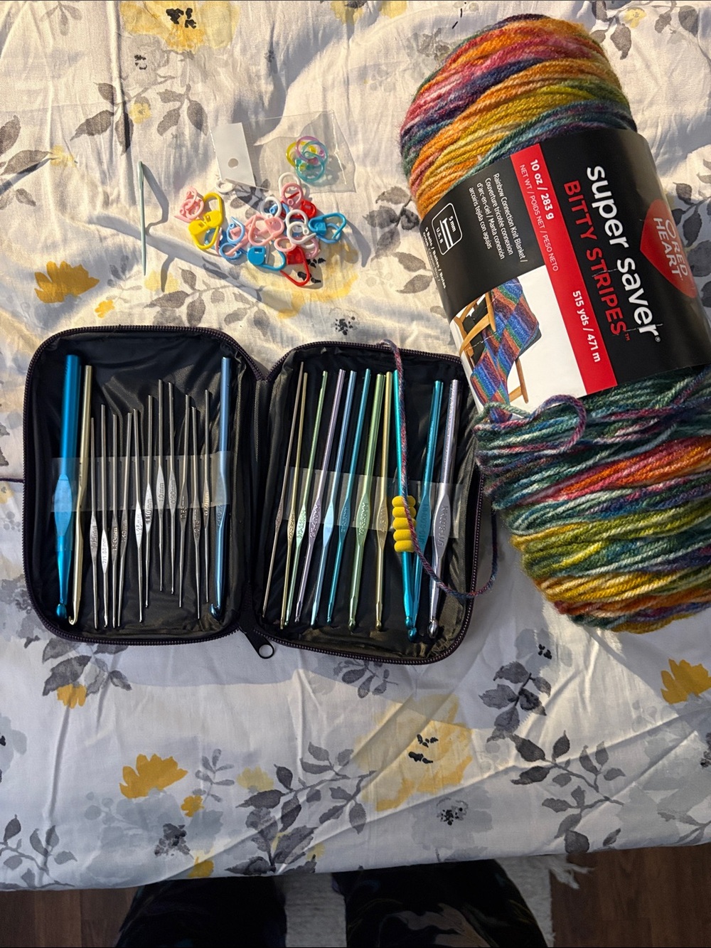 Compact Multicolor Crochet Hook Kit with Storage Case and yarn